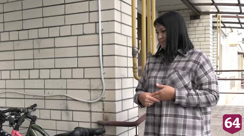 В Энгельсе мужчина украл велосипед из подъезда и попал на видео