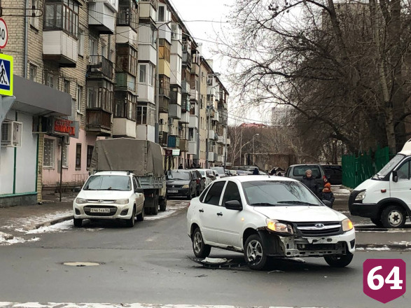 В Саратове иномарка после ДТП отлетела в припаркованную машину