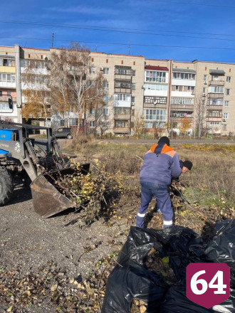 В Энгельсе жильцы дома устроили праздничный субботник с чаепитием
