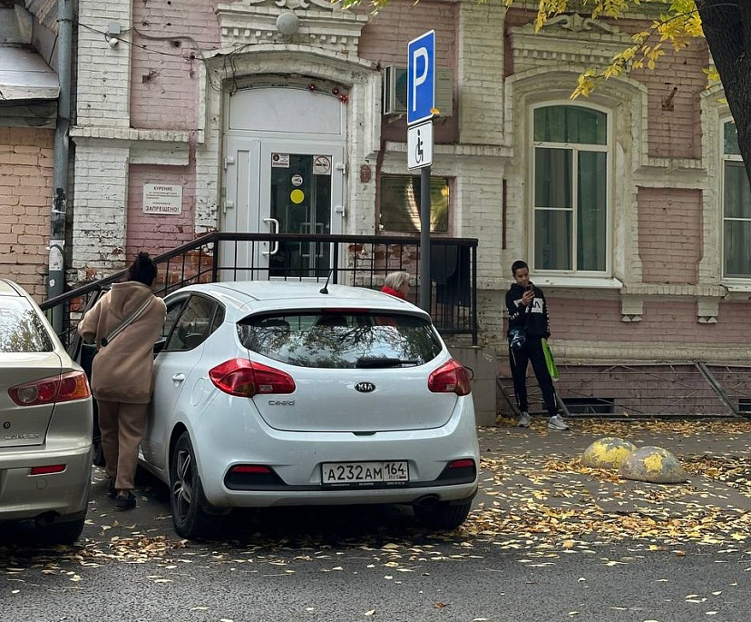 Саратовцы пожаловались на автохама у детской стоматологии