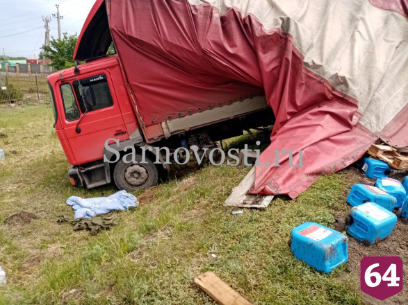 Под Саратовом уснувший водитель врезался в фуру с антисептиком