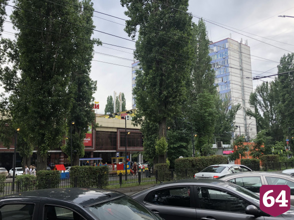Жителей Саратова удивили включенные днем фонари