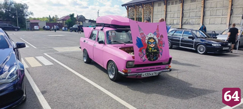 В саратовском чемпионате по автозвуку участвовал розовый «Москвич» с матрешками