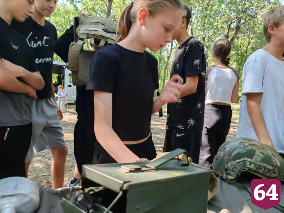 В Саратове юные казаки прыгали с парашютом