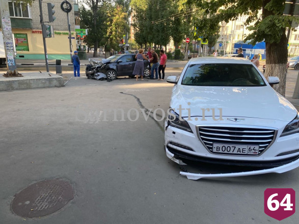 На улице Рахова иномарки столкнулись и вылетели на тротуар