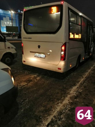 Жители благодарят Деда Мороза из саратовского автобуса