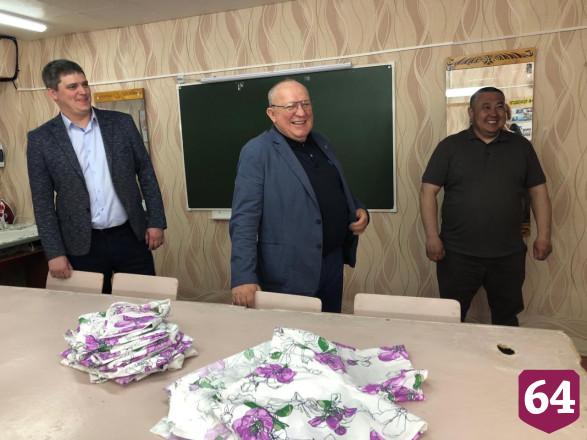 В лицее под Саратовом шьют одежду и подушки для бойцов СВО