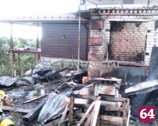 В Саратове мужчина получил ожоги при тушении соседского дома