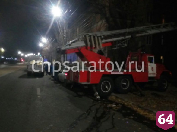 Из горевшего общежития на Азина эвакуировали 60 человек