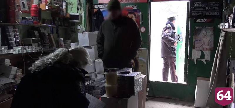 В Саратове из гаражей изъяли поддельный алкоголь и сигареты на миллион рублей