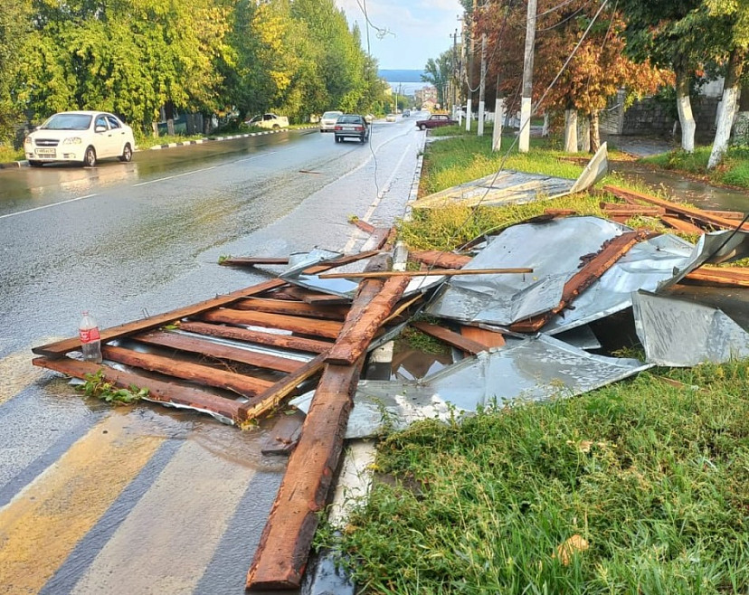 Ураган снес крышу налоговой инспекции в Саратовской области