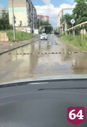 Саратовцы после ливня засняли мощный «водопад» на набережной