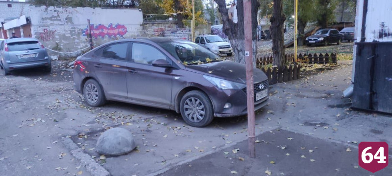 В Саратове автохам отправил мать с коляской в грязь