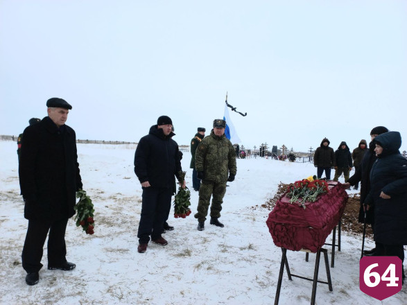 Саратовского бойца ЧВК «Вагнер» похоронили с воинскими почестями