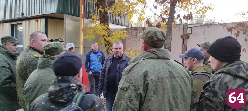 Глава района привез мобилизованным рюкзаки и обменялся телефонами