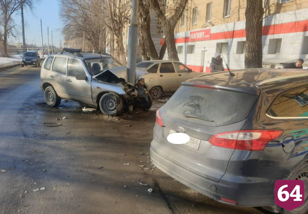 В Саратове водитель внедорожника протаранил столб и получил травмы