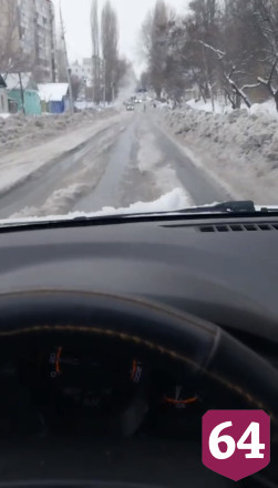 Автомобилисты пожаловались на ледяную кашу в центре Саратова