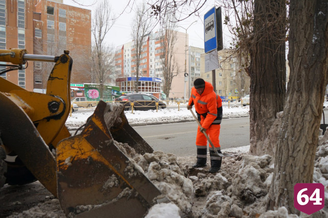 В Саратове вывозят снег с парковочных площадок 