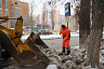 В Саратове вывозят снег с парковочных площадок 