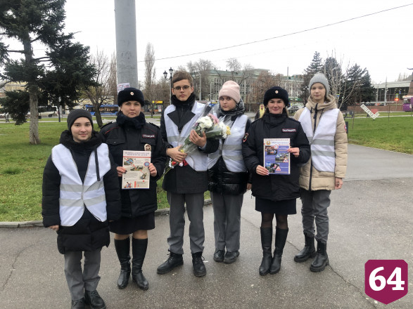 В Саратове автоинспекторы дарили женщинам цветы и открытки