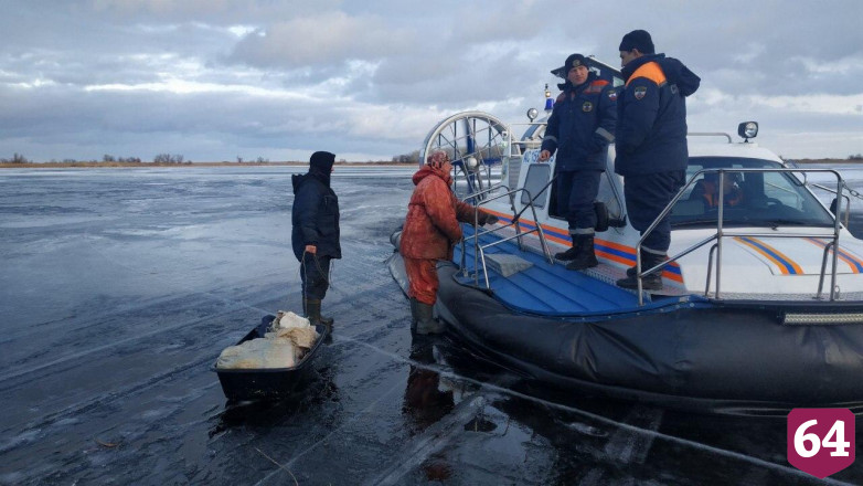 Спасатели сняли с затопленного острова двух рыбаков