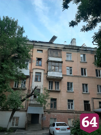Квартиры саратовцев заливает дождем из-за открытой крыши