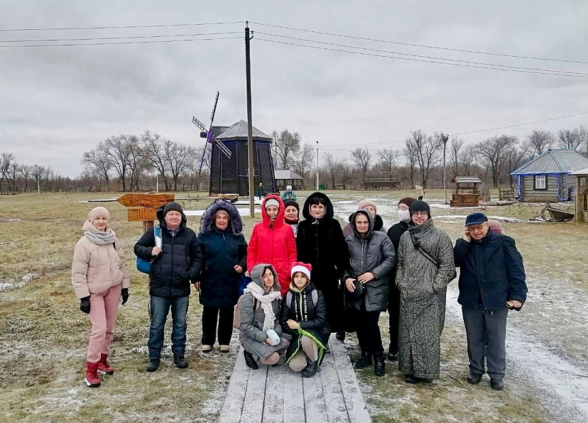 Туристов поили чаем у старинной ветряной мельницы под Саратовом
