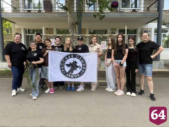 Юные саратовцы на отдыхе научились плести маскировочные сети