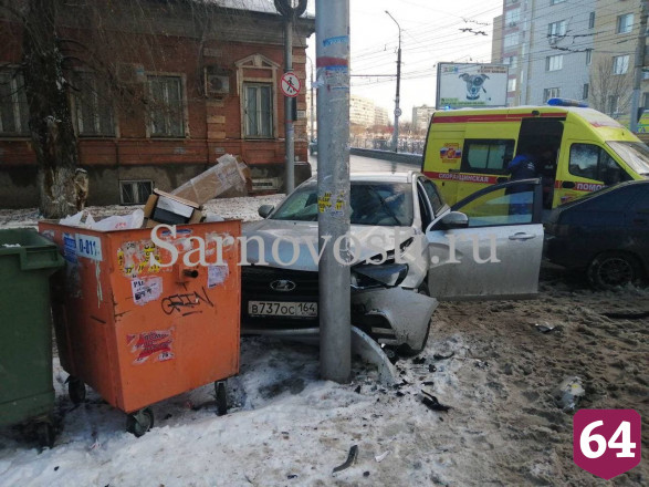 В Саратове после ДТП легковушку отбросило в столб