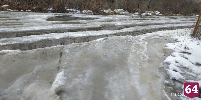 Под Саратовом талые воды затопили улицы и пешеходные дорожки