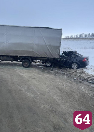 Водитель иномарки протаранил грузовик под Саратовом и погиб