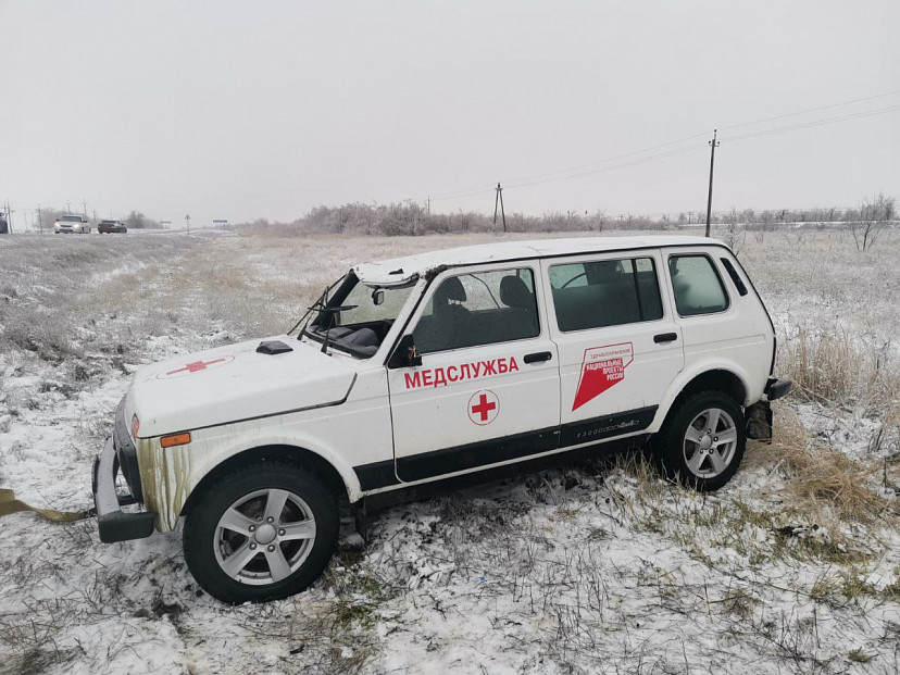 На трассе под Саратовом перевернулась машина скорой помощи