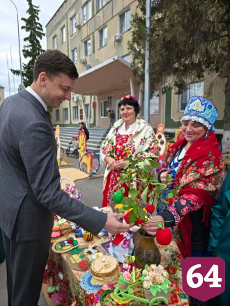 На саратовской ярмарке под песни торговали медом