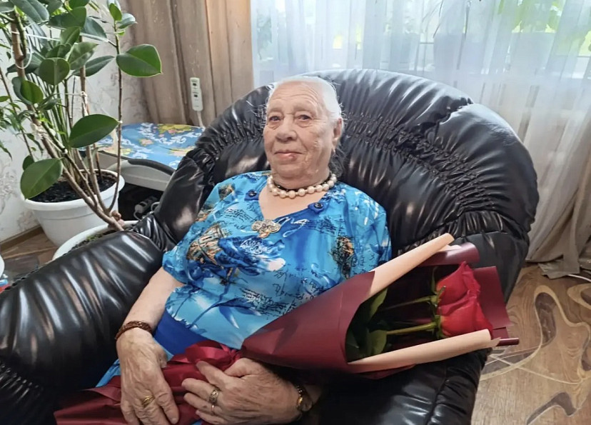 Саратовскую доярку в 95 лет радуют внук и четверо правнуков