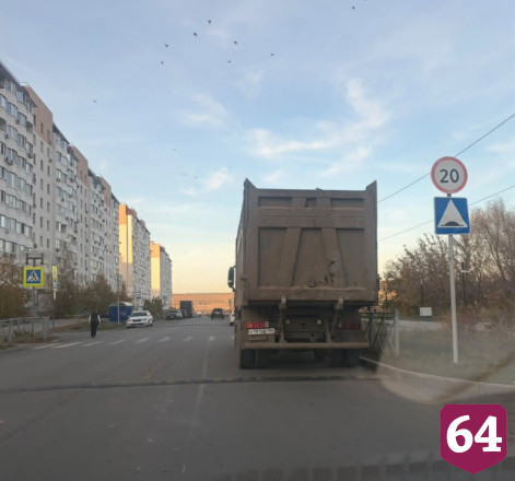 Саратовца возмутил оставленный перед «зеброй» большегруз