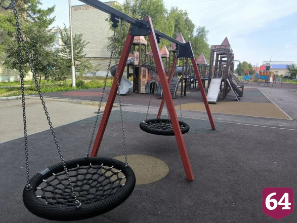 В городе сделали детскую площадку с «замком»