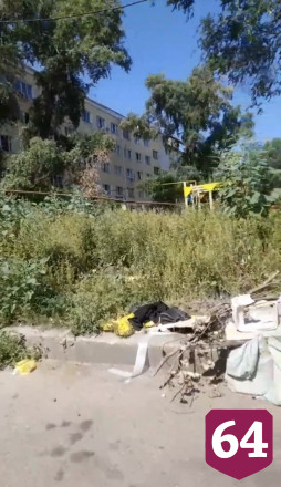 Саратовцы пожаловались на «бомжатник» у детской площадки 