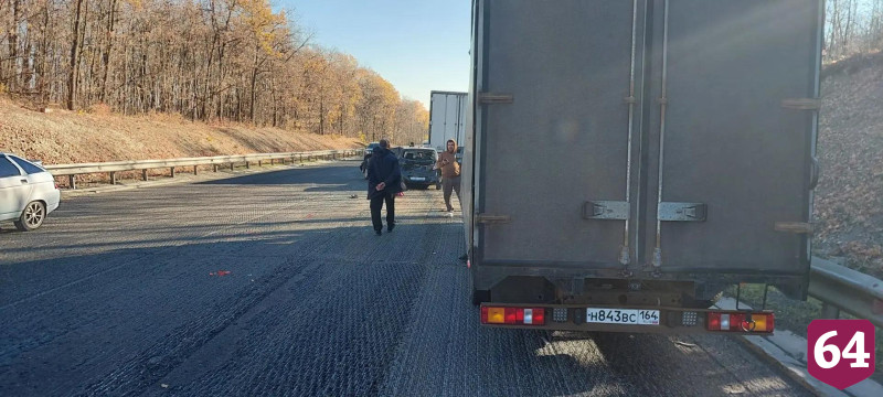 Два человека пострадали в массовой аварии с грузовиками в Саратовской области
