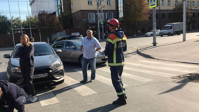 Саратовские спасатели помогли сбитым на самокате детям 