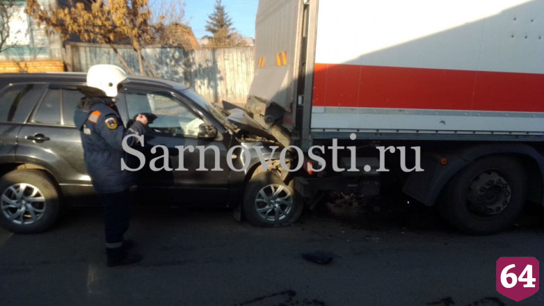 Под Саратовом водитель иномарки протаранил фуру и попал в больницу
