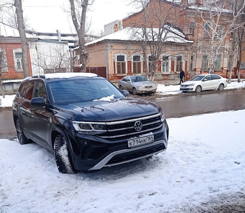 Автохам припарковал внедорожник на газоне в центре Саратова