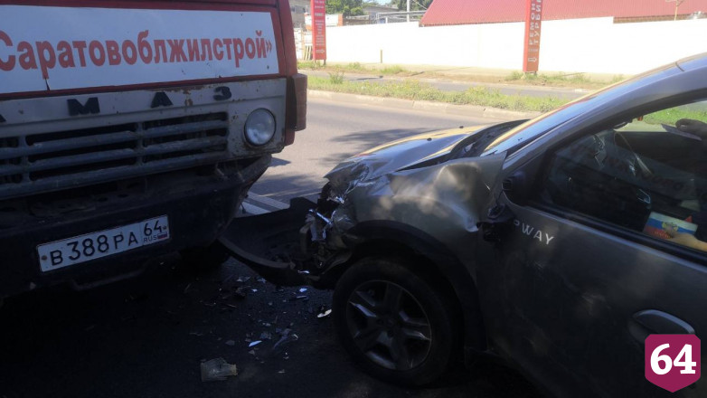 В ДТП с грузовиком в Саратове ранен водитель легковушки