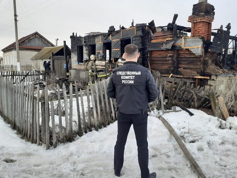 Под Саратовом мужчина не смог вынести мать из горящего дома