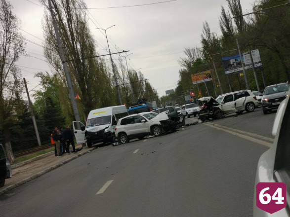 Три человека покалечились в массовом ДТП на проспекте 50 лет Октября