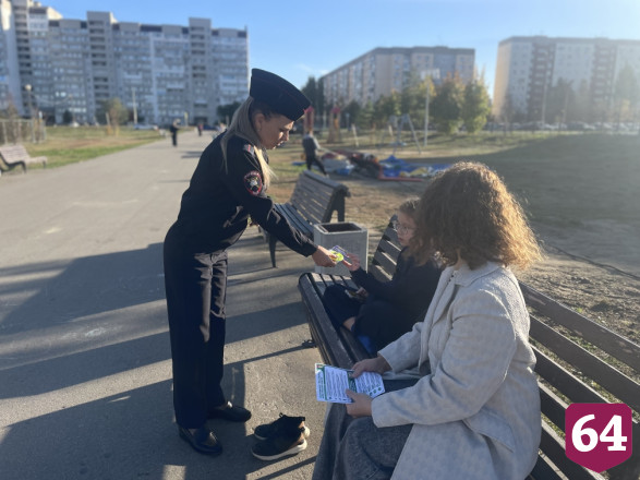 Автоинспекторы дарили жителям Саратова световозвращатели