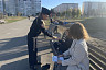 Автоинспекторы дарили жителям Саратова световозвращатели