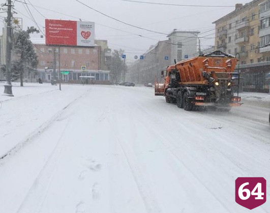 В Саратове снег у домов убирают 1789 дворников