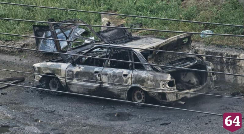 В Саратове огонь уничтожил «Ауди»