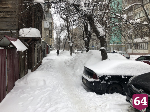 В центре Саратова построили шалаш из снега