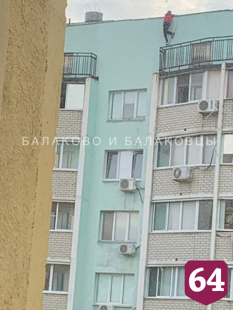 Под Саратовом молодой мужчина залез на крышу и разбился